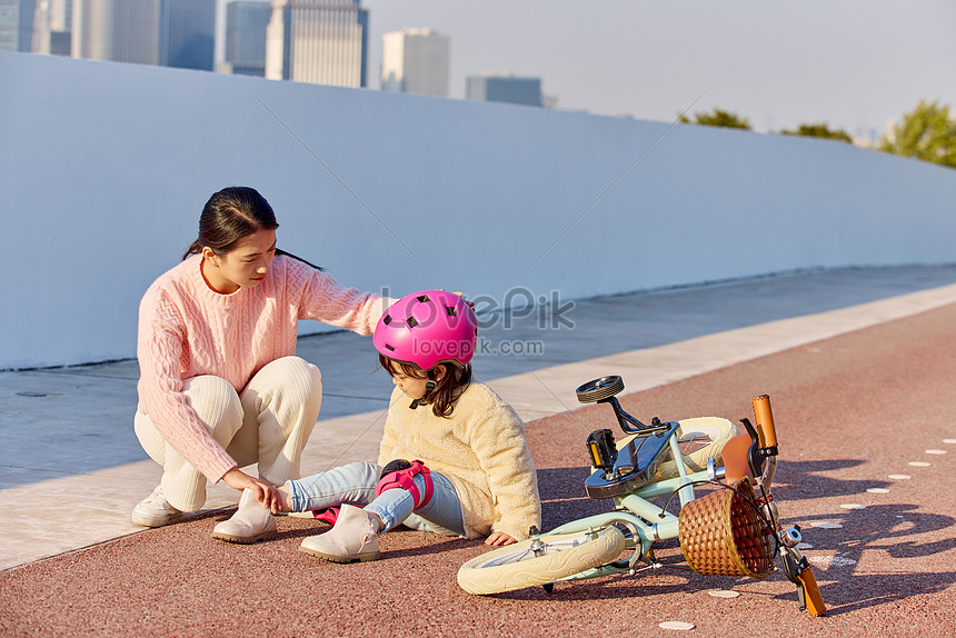 Người mẹ kiểm tra xe đạp, bức ảnh này chứa đựng thông điệp về tình yêu thương và sự chu đáo tới con cái. Hãy cảm nhận tình mẫu tử qua từng cử chỉ và hành động nhỏ bé nhưng ý nghĩa.