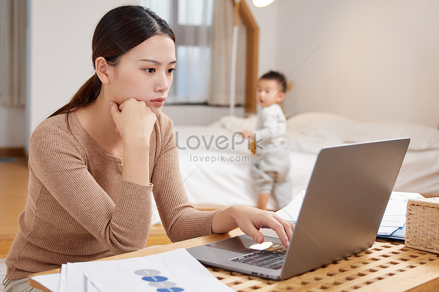 workplace-mom-who-accompanies-the-child-at-home-and-office-picture-and-hd-photos-free-download