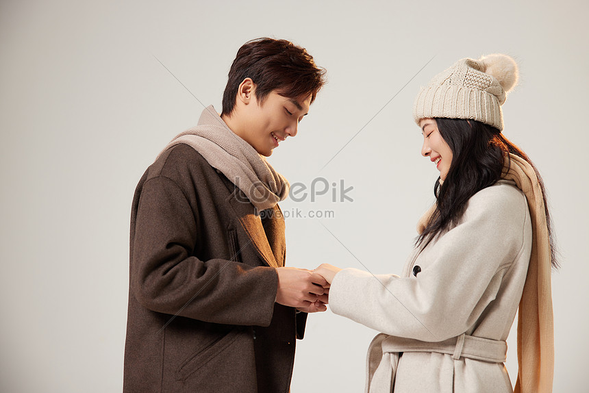 Ảnh cặp đôi nắm tay trong mùa đông này mang đến sự ấm áp và thân thiện trong không khí lạnh giá. Họ yêu nhau và chia sẻ những khoảnh khắc quý giá bên nhau. Hãy thưởng thức hình ảnh này và cảm nhận sự ngọt ngào của tình yêu.