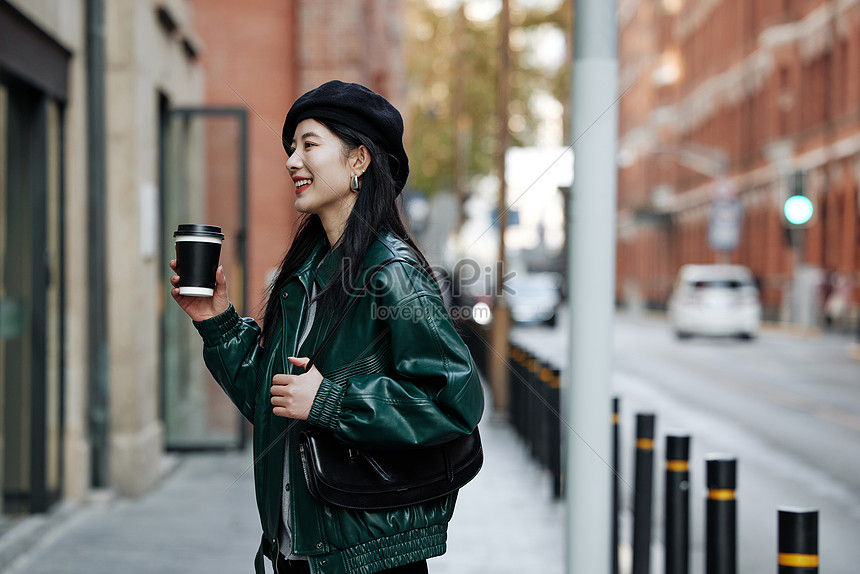 Mujer Joven Con Café En Mano Ambulante Calle Calle Tiro Foto | Descarga  Gratuita HD Imagen de Foto - Lovepik