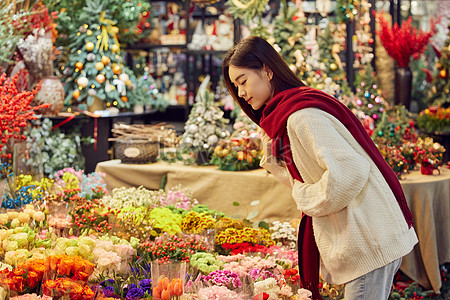 Молодые женщины собирают цветы на базаре stock pictures. & изображений