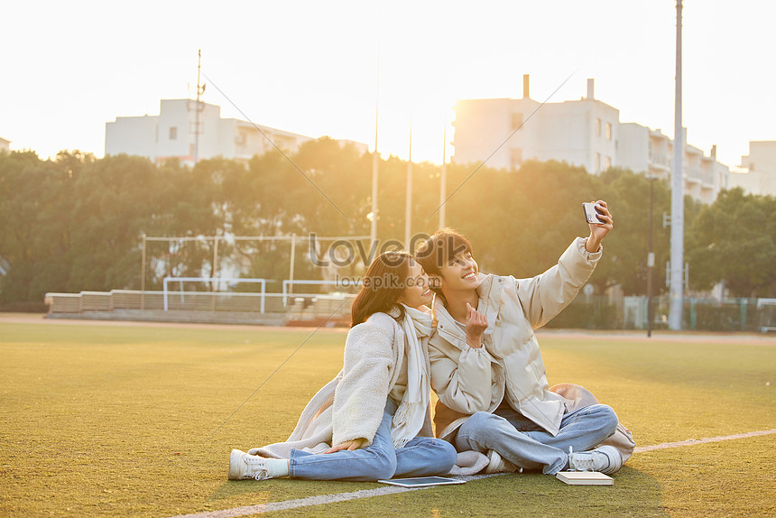 Casal tomando selfie