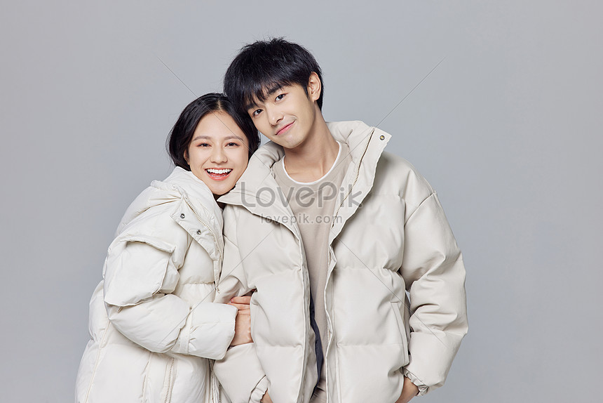 Mùa đông đã đến rồi! Bạn còn đang tìm kiếm một chiếc áo khoác ấm áp cho cặp đôi của mình? Đừng lo vì có ngay một bức ảnh miễn phí vô cùng thú vị đang chờ đón bạn. Hãy tải xuống ngay để khám phá nét đẹp của mùa đông cùng một cặp đôi đáng yêu.