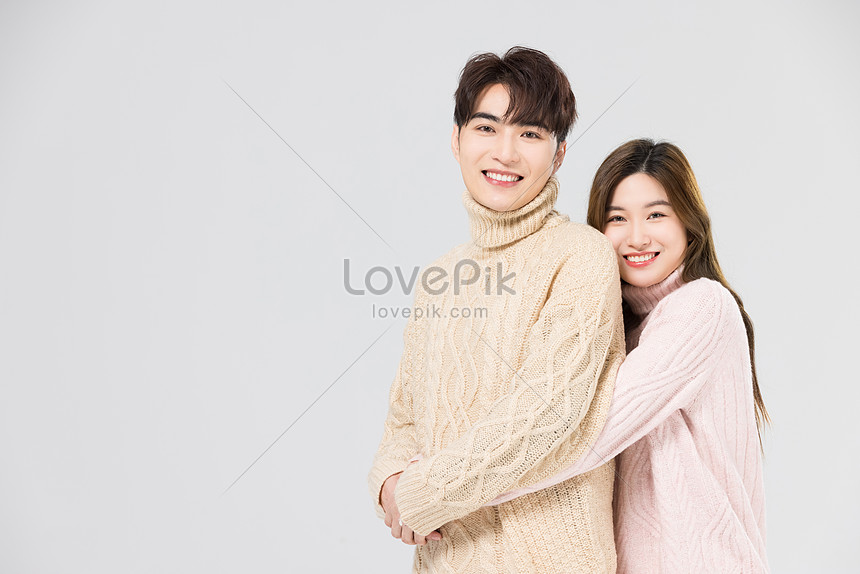 Nếu bạn đang tìm kiếm một tấm ảnh đầy lãng mạn của cặp đôi Hàn Quốc, hãy đến và chiêm ngưỡng ngay. Bức ảnh sẽ cho bạn thấy tình yêu của họ diễn ra với sự tươi cười và hạnh phúc tràn đầy.