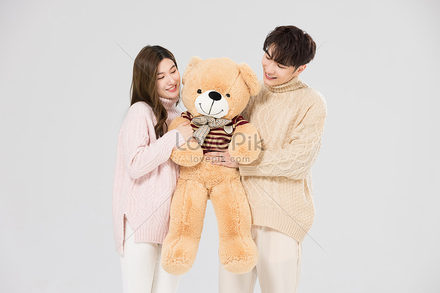 Hãy xem hình ảnh cặp đôi Hàn Quốc cùng gấu búp bê sang trọng này để cảm nhận được sự lãng mạn và đẳng cấp. Hình ảnh này sẽ khiến bạn cảm thấy thật sự đặc biệt và ấn tượng với vẻ đẹp sang trọng và vui tươi của cặp đôi này.