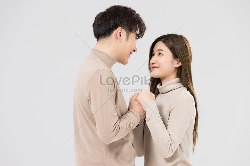 Korean Cute Couple Hugs Happily Picture And HD Photos