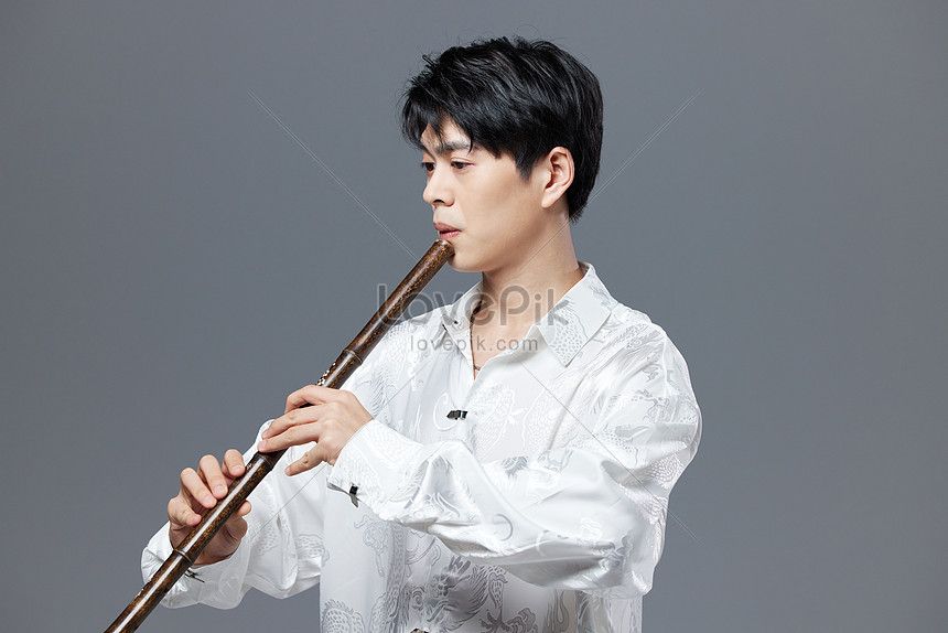 L'homme qui enchante le public par sa flûte de bambou