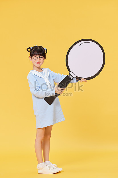 Photo de La Petite Fille Avec Une Loupe tennis sport raquette