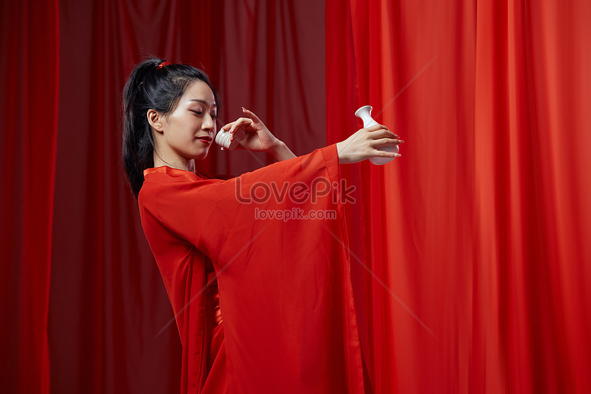 Gufeng Hanfu Women Hold A Jug In Hand To Drink Picture And HD Photos ...