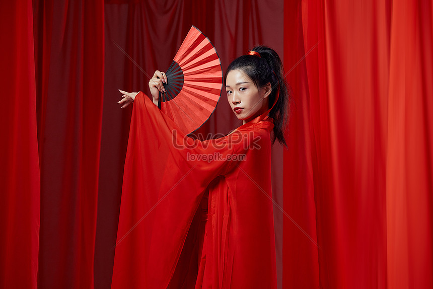 Traditional Chinese -style Women Dance With Fans In Hand Picture And HD ...