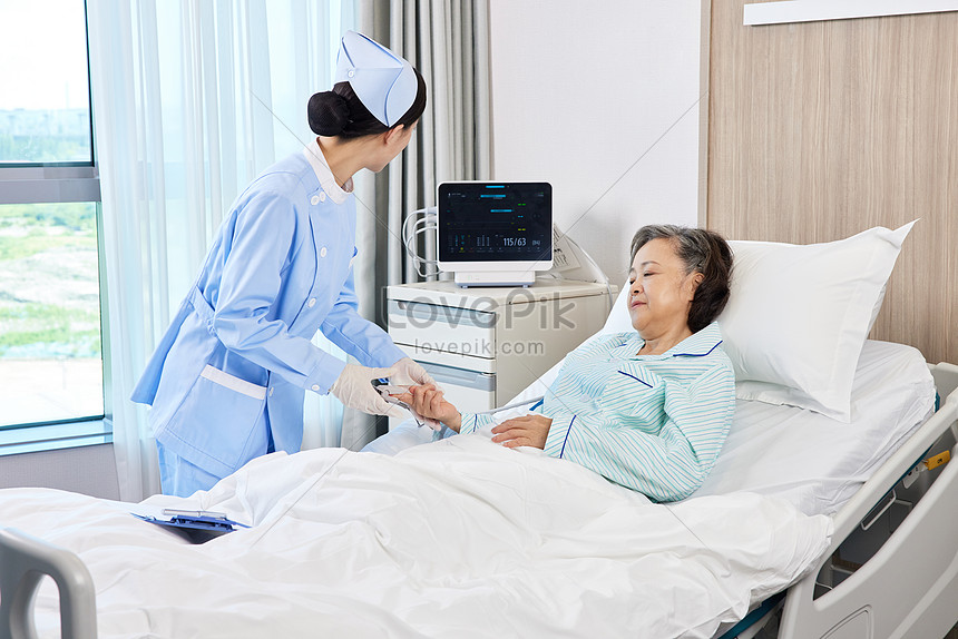 Nurses Wear Ecg Blood Oxygen Monitoring Fingers For Elderly Patients ...