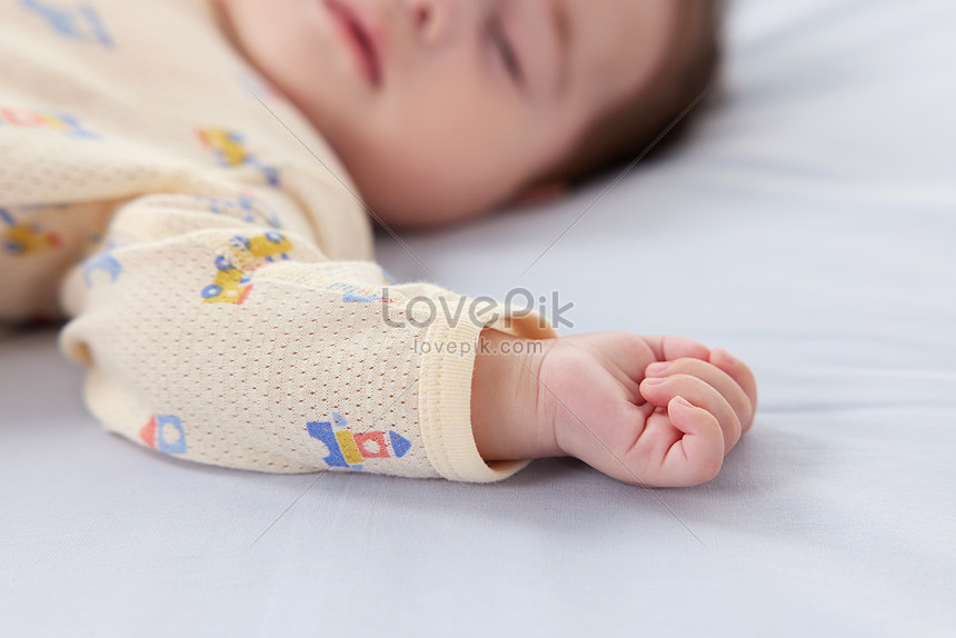 Nằm gọn trong giấc ngủ êm đềm, em bé có tay đặt lên gương mặt đáng yêu chắc chắn sẽ khiến bạn ngân nga. Khoảnh khắc tuyệt vời này đánh thức tình cảm và sự quan tâm của chúng ta đối với các thiên thần nhỏ bé. Hãy tham gia xem hình ảnh để trải nghiệm cảm giác này.