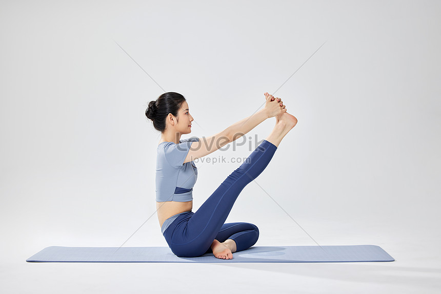 mulher praticando ioga fitness ginástica. banner com ilustração de