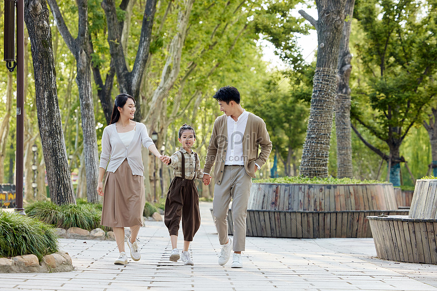 famille heureuse dans le parc