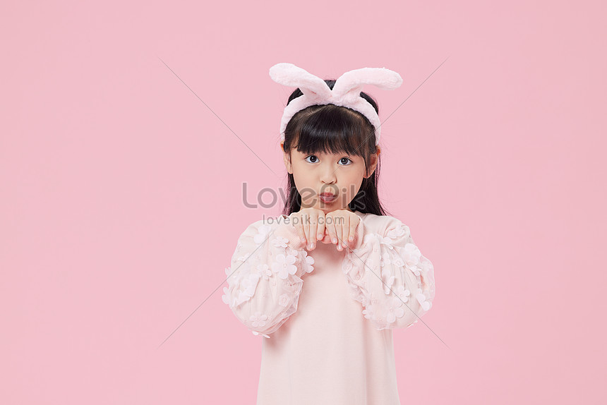 Photo de Jolie Petite Fille Avec Des Oreilles De Lapin, enfant, petite fille,  fille Photo images free download - Lovepik
