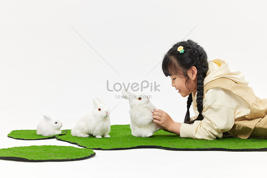 Bambina Sveglia in Costume Del Coniglietto Con Coniglio Bianco