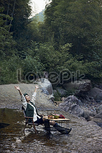 Юная красавица поднимается по реке в дикой природе stock pictures. & изображений