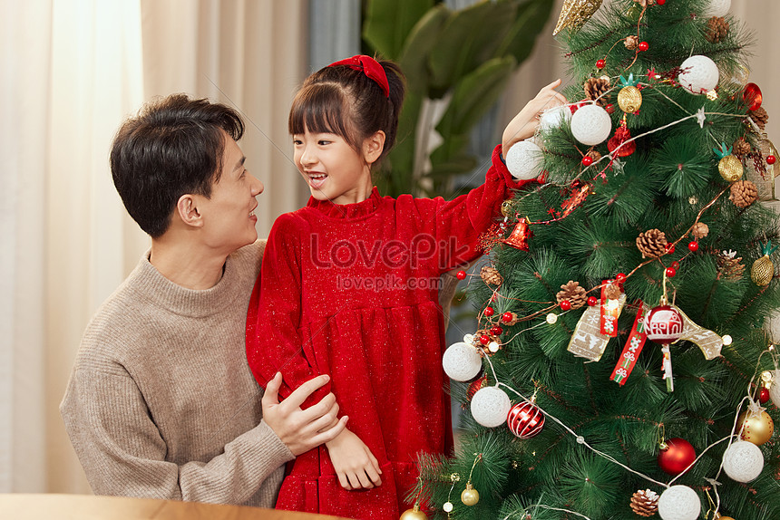 Hãy cho trẻ em tham gia trang trí cây thông Noel và tận hưởng những khoảnh khắc đầy tiếng cười, để những bức ảnh Giáng sinh tràn đầy màu sắc của bé yêu sẽ là kỷ niệm đẹp trong lòng bạn.