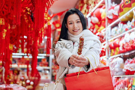 Женщины весеннего фестиваля держат засахаренные ягоды stock pictures. & изображений