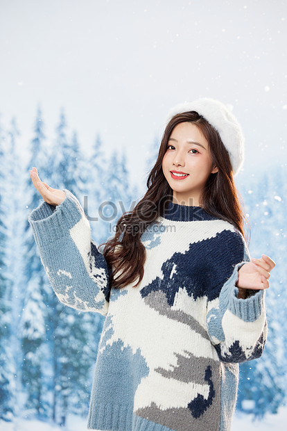 Với hình ảnh cầm bông tuyết tuyệt đẹp, bạn sẽ cảm nhận được không khí lễ hội sắp tới và tràn đầy cảm xúc tươi vui.