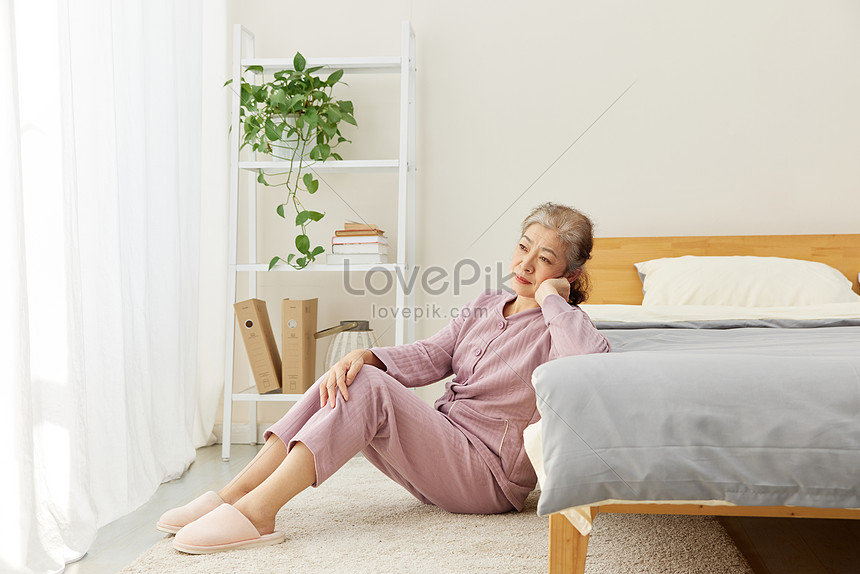 Granny Living Alone Enjoying At Home Picture And HD Photos | Free ...