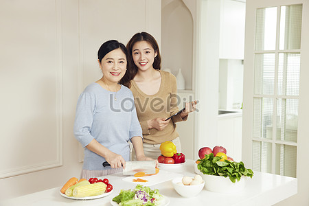 Gambar Ibu Memasak Di Dapur_Gambar unduh gratis di id.lovepik.com