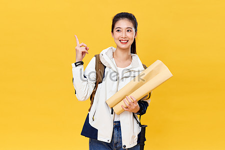 Молодая девушка в походе с поднятым пальцем stock pictures. & изображений