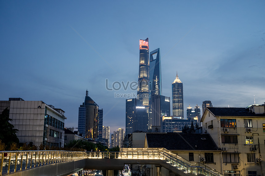 Ảnh phong cảnh đêm Thượng Hải sẽ khiến bạn đắm chìm trong vẻ đẹp của những tòa nhà cao tầng và ánh đèn lung linh. Hãy cảm nhận không khí đầy sôi động, rực rỡ của đêm thành phố và trải nghiệm cảm giác khó quên này ngay bây giờ.