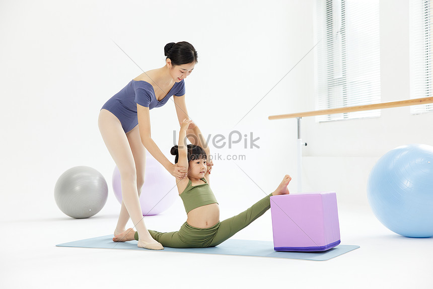 gymnastique sportive pour enfants. exercice d'étirement, grand écart  croisé. la fille est engagée dans des acrobaties. 6440206 Art vectoriel  chez Vecteezy