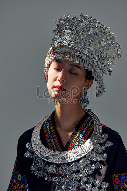 The Sun Shines On The Faces Of Women In Hmong Costumes Picture And HD ...