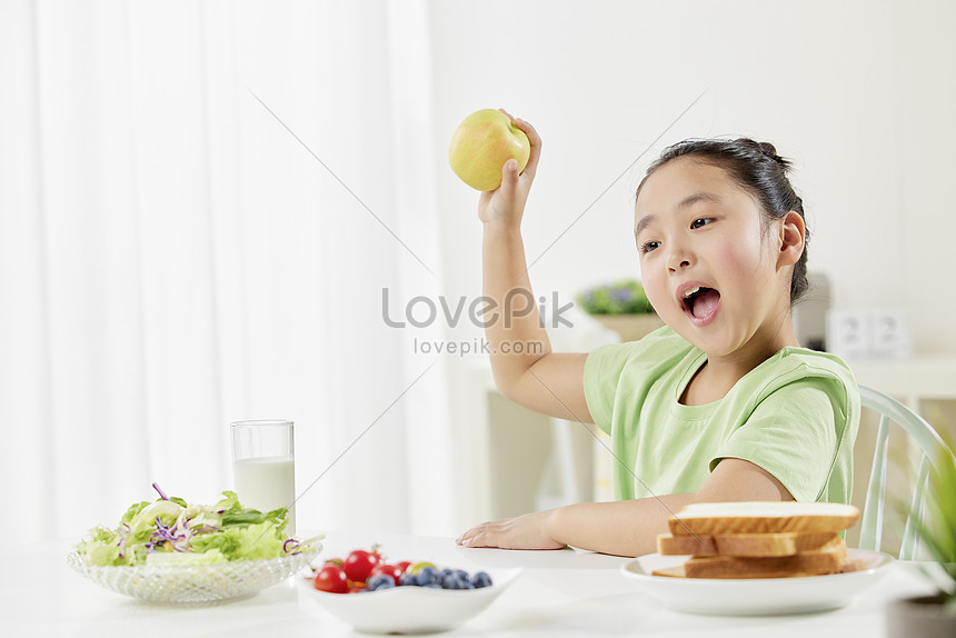 niño desayunando sano