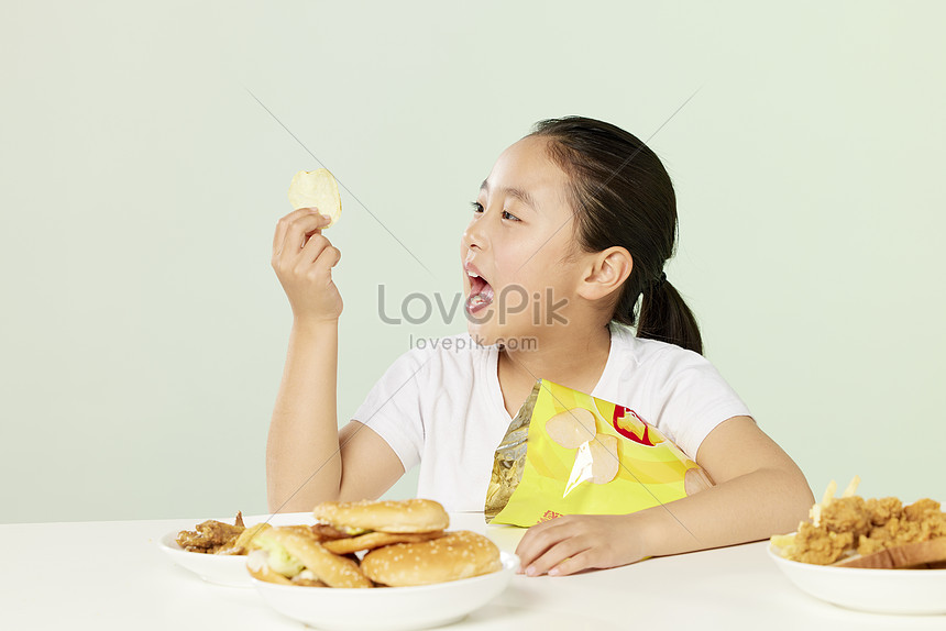 gente de dibujos animados comiendo papas fritas