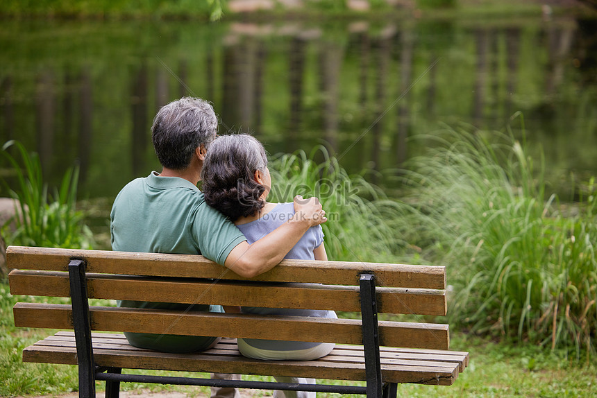 dibujos animados de pareja de ancianos en un banco