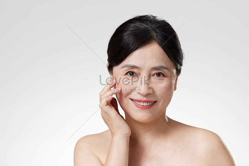 Middle-aged Woman Showing Facial Skin Picture And HD Photos | Free ...