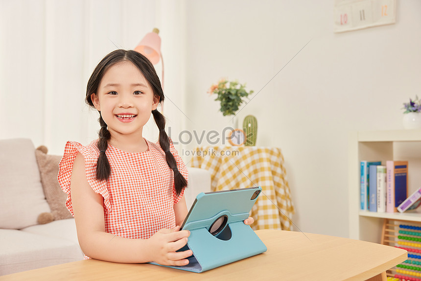 Immagine Di Una Bambina Che Guarda Il Tablet A Casa JPG Immagine Gratis, Foto download su Lovepik