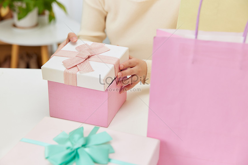 primo piano delle mani della donna che tengono una piccola confezione regalo.  piccola scatola regalo nelle mani della donna. 3498822 Stock Photo su  Vecteezy